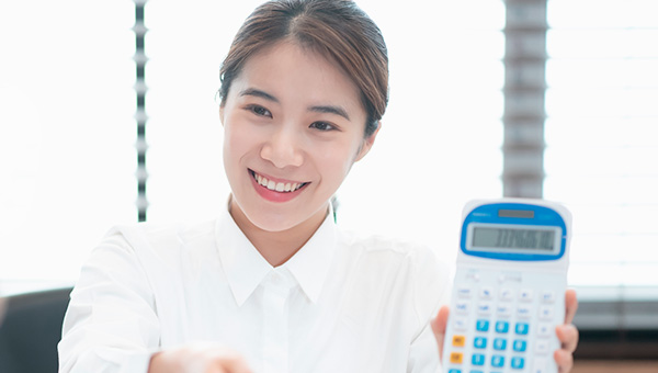 계산기를 든 상담 안내 이미지